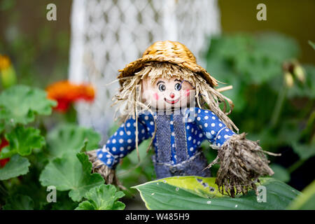 Flora oggetti vari giardino statuetta ornamentale spaventapasseri Foto Stock