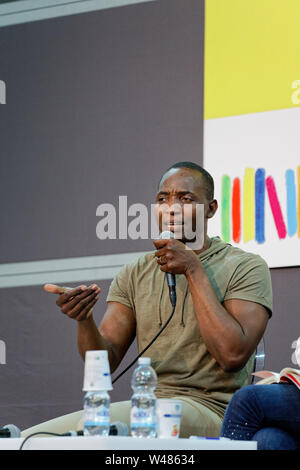 Torino, Italia. 11 maggio 2019. Aboubakar Soumahoro parla in occasione del Salone Internazionale del Libro di Torino Fiera internazionale del libro). Credito: MLBARIONA/Alamy Foto Stock