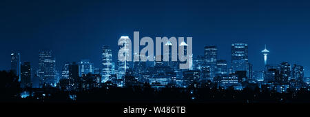 Lo skyline di Calgary in Alberta di notte, Canada. Foto Stock