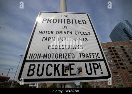 Segno di avvertimento di veicoli prohibted sulla I-90, I-94 interstate expressway e fibbia fino l'uso delle cinture di sicurezza Chicago IL USA Foto Stock