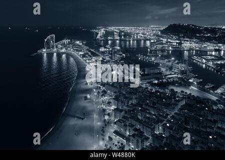 Costa di Barcellona pier vista aerea di notte in Spagna Foto Stock
