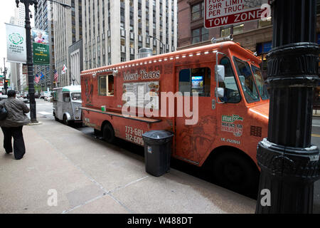 Carrelli di cibo parcheggiato nel quartiere finanziario di Chicago a pranzo IL USA Foto Stock