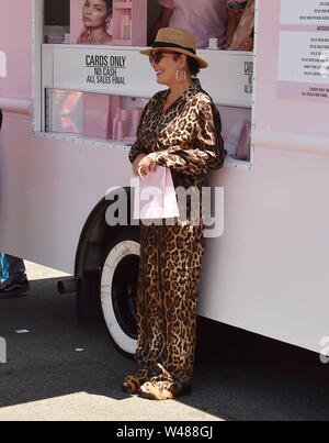 WOODLAND Hills, CA - 20 Luglio: Kris Jenner assiste la Kylie Jenner Pop Up di KylieSkin Carrello a Westfield Topanga & Villaggio Mall sulla luglio 20, 2019 a Woodland Hills, in California. Foto Stock