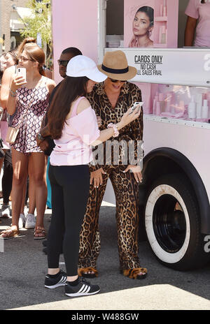 WOODLAND Hills, CA - 20 Luglio: Kris Jenner assiste la Kylie Jenner Pop Up di KylieSkin Carrello a Westfield Topanga & Villaggio Mall sulla luglio 20, 2019 a Woodland Hills, in California. Foto Stock