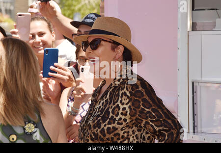 WOODLAND Hills, CA - 20 Luglio: Kris Jenner assiste la Kylie Jenner Pop Up di KylieSkin Carrello a Westfield Topanga & Villaggio Mall sulla luglio 20, 2019 a Woodland Hills, in California. Foto Stock