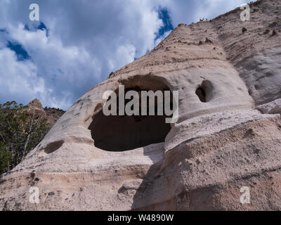 Cavate grotta, Kasha-Katuwe tenda Rocks National Monument. Nuovo Messico. Foto Stock