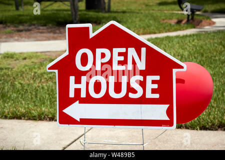 Open House segno di mettere fuori da un agente immobiliare cercando di vendere una sistemazione di casa in Florida fl usa stati uniti d'America Foto Stock