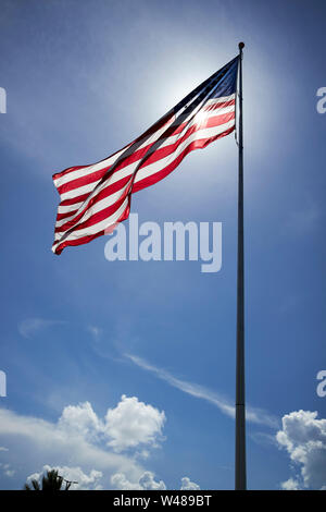 Il sole che splende attraverso le stelle e strisce della bandiera statunitense in Florida fl usa stati uniti d'America Foto Stock