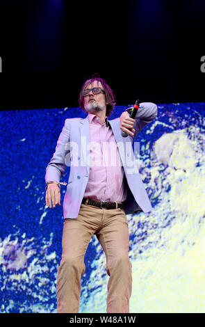 Macclesfield, Regno Unito, 20 luglio, 2019. Jarvis Cocker sul palco principale del giorno tre di celebrare cinquant anni dalla Luna sbarchi presso la Bluedot festival. I quattro giorni del festival porta la scienza e la musica insieme con il telescopio Lovell come sfondo, Jodrell Bank, Macclesfield, Cheshire, Regno Unito. Credito: Barbara Cook/Alamy Live News Foto Stock