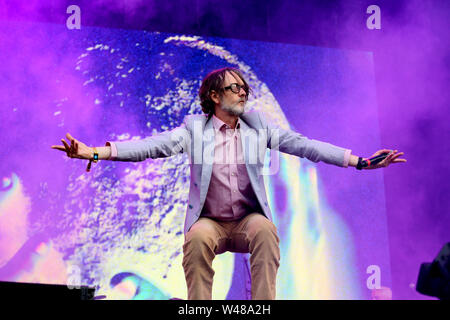 Macclesfield, Regno Unito, 20 luglio, 2019. Jarvis Cocker sul palco principale del giorno tre di celebrare cinquant anni dalla Luna sbarchi presso la Bluedot festival. I quattro giorni del festival porta la scienza e la musica insieme con il telescopio Lovell come sfondo, Jodrell Bank, Macclesfield, Cheshire, Regno Unito. Credito: Barbara Cook/Alamy Live News Foto Stock