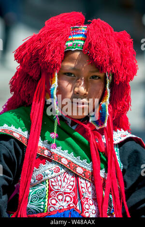 Un ritratto di un ragazzo di eseguire a Plaza de Armas di Cusco in Perù durante il giorno di maggio parade. Foto Stock