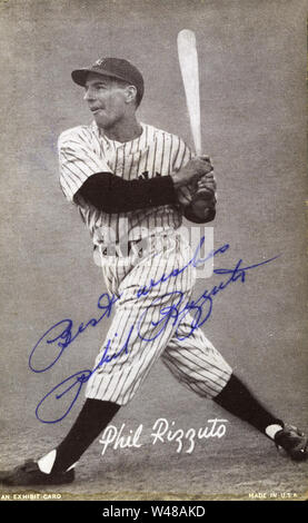 Ha firmato la scheda di baseball di Phil Rizzuto una star player per i New York Yankees in quaranta e cinquanta. Foto Stock