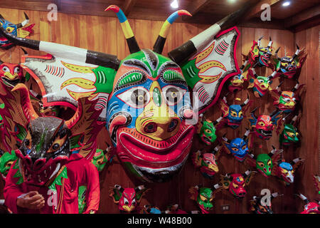 Maschere iconiche e manichini indossando costumi da y vengono Devils dancing Corpus Christi in un negozio di souvenir in Venezuela in El Hatillo, un intangibile heri Foto Stock