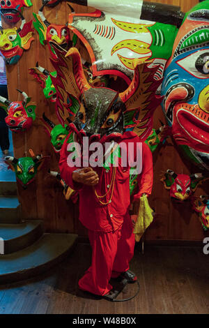 Maschere iconiche e manichini indossando costumi da y vengono Devils dancing Corpus Christi in un negozio di souvenir in Venezuela in El Hatillo, un intangibile heri Foto Stock