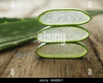 Aloe vera posizionare i pezzi su un tavolo di legno. soft focus Foto Stock