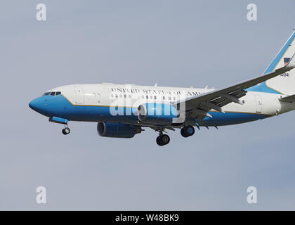 Stati Uniti d'America (USAF) (aeromobili Boeing C-40 Clipper) avvicinamento LAX per lo sbarco. La Boeing C-40 è una versione militare del Boeing 737. Foto Stock