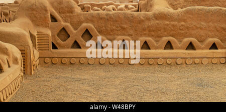 Panorama della adobe pareti e decorazioni nel sito archeologico di Chan Chan fatta dal Chimu civiltà vicino a Trujillo, Perú. Foto Stock