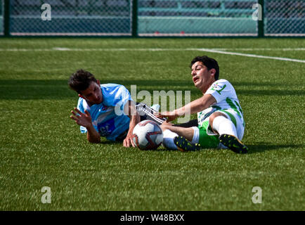 Srinagar, India. Il 20 luglio, 2019. Obair del team Rahim verdi e Ilyas Ahmad del team SRTC sono visto in azione durante una partita di football league a Srinagar, la capitale estiva di J&K, India. Il campionato annuale torneo di calcio di J&K Football Association kick ha iniziato a manti erbosi sintetici qui a Srinagar. Il torneo è organizzato dal Distretto Football Association Srinagar, Partner medicale Rahim & Green Sponsor Calcio Sport Internazionale. Credito: SOPA Immagini limitata/Alamy Live News Foto Stock