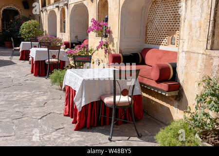 Una confortevole area salotto con un divano tavolo e sedie vicino al forte di Amber a Jaipur, Rajasthan, India Foto Stock