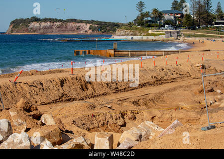 Costruzione di difese del mare sulla spiaggia di collaroy dove il re delle maree in precedenza hanno danneggiato case e proprietà, innalzamento del livello del mare Sydney Australia Foto Stock