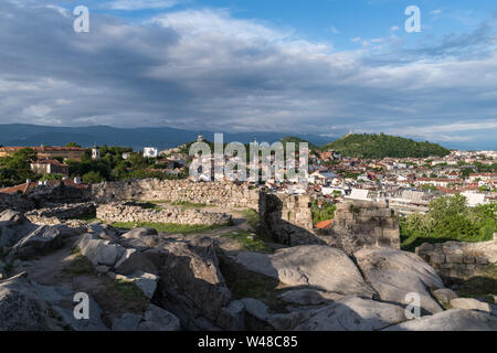 Parte dell antica fortezza parete sulla sommità del colle di Nebet Tepe nella città di Plovdiv, Bulgaria. Vista panoramica . Foto Stock