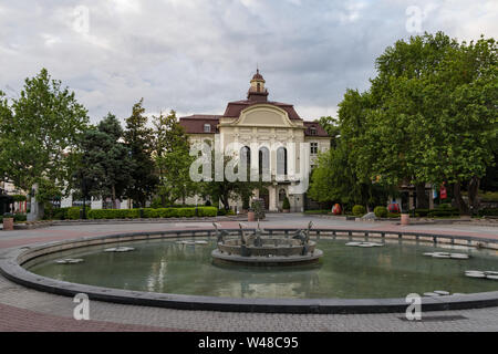 Plovdiv, Bulgaria - 7 Maggio 2019: fontane in piazza di Stefan Stambolov davanti alla città di Plovdiv Hall. Plovdiv, Bulgaria Foto Stock