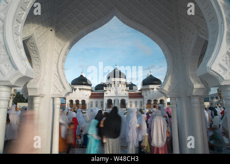 Banda Aceh, Indonesia - ‎June ‎5, ‎2017: massa musulmana preghiera di Baiturrahman grande moschea nel centro della città di Banda Aceh, Indonesia Foto Stock