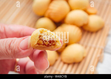 Torta di ananas è un dolce tradizionale pasticceria Taiwanese contenenti burro, farina, uova, zucchero e marmellata di ananas. Foto Stock