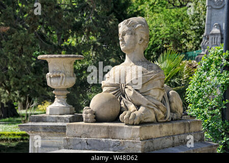 = scultura della Woman-Sphinx con una sfera in corrispondenza di Massandra Palace = scultura di una donna-sphinx con la sfera a la facciata del palazzo di Massandra, sobborgo Foto Stock