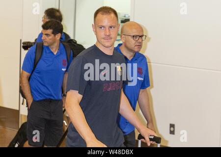 Tokyo, Giappone. 21 Luglio, 2019. FC Barcelona giocatori arrivano al Tokyo International Airport per giocare nel Rakuten Cup. Molti tifosi giapponesi aspettato con telecamere, camicie e schede di autografi di dare il benvenuto al team all'aeroporto. Credito: Rodrigo Reyes Marin/ZUMA filo/Alamy Live News Foto Stock