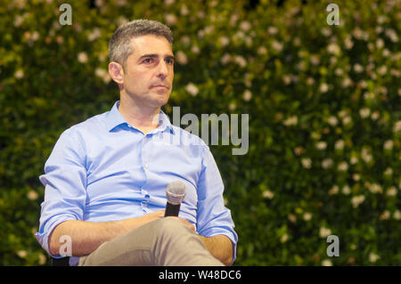 Carrara, Italia - 20 Luglio 2019 - Sindaco di Parma Federico Pizzarotti durante un dibattito presso il partito di unità italiano del Partito Democratico Foto Stock