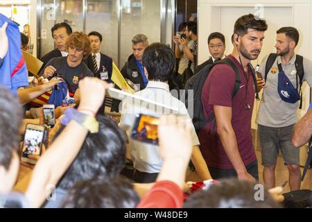 Tokyo, Giappone. 21 Luglio, 2019. FC Barcelona giocatori arrivano al Tokyo International Airport per giocare nel Rakuten Cup. Molti tifosi giapponesi aspettato con telecamere, camicie e schede di autografi di dare il benvenuto al team all'aeroporto. Credito: Rodrigo Reyes Marin/ZUMA filo/Alamy Live News Foto Stock