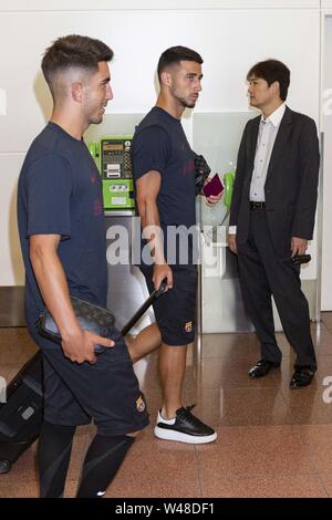 Tokyo, Giappone. 21 Luglio, 2019. FC Barcelona giocatori arrivano al Tokyo International Airport per giocare nel Rakuten Cup. Molti tifosi giapponesi aspettato con telecamere, camicie e schede di autografi di dare il benvenuto al team all'aeroporto. Credito: Rodrigo Reyes Marin/ZUMA filo/Alamy Live News Foto Stock