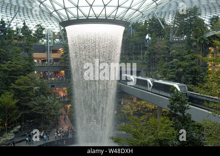 Il gioiello più sofisticate Mall in Aeroporto Changi di Singapore con incorporata la cascata al coperto Foto Stock