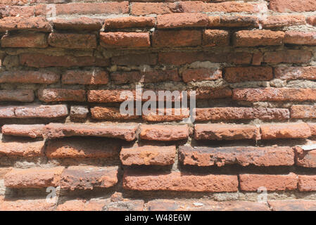 Configurazione astratta del vecchio muro in mattoni, ripetitive rosso antico tegole in laterizio Foto Stock