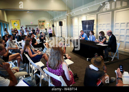 La Rhode Island, Stati Uniti d'America. Il 20 luglio, 2019. Mary Pierce (seconda R) della Francia, Li Na 3 (R) della Cina e Yevgeny Kafelnikov 4 (R) della Russia di partecipare alla conferenza stampa prima della cerimonia di induzione della International Tennis Hall of Fame di Newport del Rhode Island, Stati Uniti, 20 luglio 2019. Credito: Wang Ying/Xinhua/Alamy Live News Foto Stock