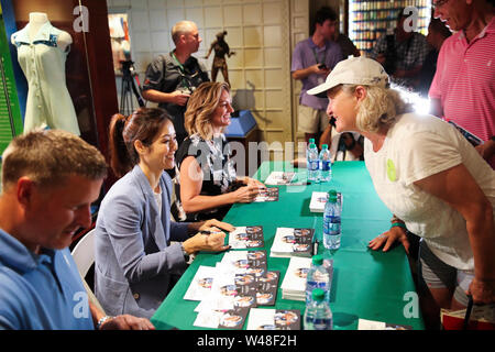 La Rhode Island, Stati Uniti d'America. Il 20 luglio, 2019. Tennis francese player Mary Pierce (3 L), russo tennista Yevgeny Kafelnikov (1L) e cinese giocatore di tennis Li Na (2 L) firmare autografi e posare per le foto prima della cerimonia di induzione della International Tennis Hall of Fame di Newport del Rhode Island, Stati Uniti, 20 luglio 2019. Credito: Wang Ying/Xinhua/Alamy Live News Foto Stock