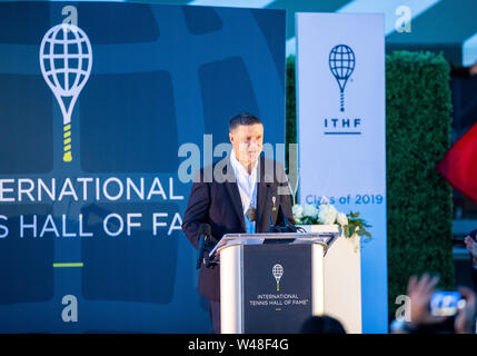 La Rhode Island, Stati Uniti d'America. Il 20 luglio, 2019. Federazione Tennis player Yevgeny Kafelnikov offre un discorso durante la cerimonia di apertura della International Tennis Hall of Fame di Newport del Rhode Island, Stati Uniti, 20 luglio 2019. Credito: Wang Ying/Xinhua/Alamy Live News Foto Stock