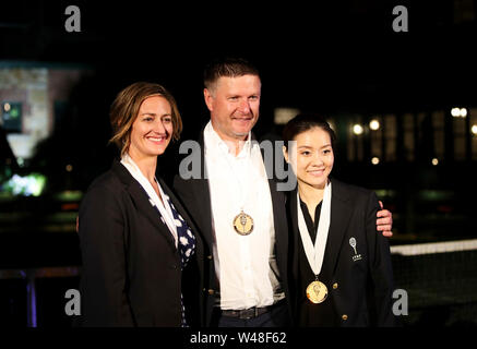 La Rhode Island, Stati Uniti d'America. Il 20 luglio, 2019. (Da l a r)tennis francese player Mary Pierce, Russo tennista Yevgeny Kafelnikov cinese e giocatore di tennis Li Na comportano per le foto dopo la cerimonia di induzione della International Tennis Hall of Fame di Newport del Rhode Island, Stati Uniti, 20 luglio 2019. Credito: Wang Ying/Xinhua/Alamy Live News Foto Stock