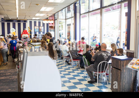 BURBANK, IN CALIFORNIA, STATI UNITI D'America - 14 luglio 2019: Netflix straniero cose Stagione 3, sessole Ahoy Pop Up Store a Baskin Robbins sul loro ultimo giorno. Foto Stock