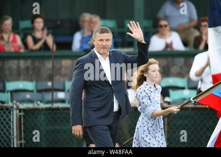 La Rhode Island, Stati Uniti d'America. Il 20 luglio, 2019. Federazione Tennis player Yevgeny Kafelnikov passeggiate in sede durante la cerimonia di investitura della International Tennis Hall of Fame di Newport del Rhode Island, Stati Uniti, 20 luglio 2019. Credito: Wang Ying/Xinhua/Alamy Live News Foto Stock