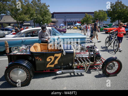 Coquitlam, Canada. Il 20 luglio, 2019. Un visitatore esamina un esotico auto visualizzato durante il quinto annuale Ultimate Car Show in Coquitlam, Canada, 20 luglio 2019. Più di 300 veicoli sono stati visualizzati in corrispondenza della mostra. Credito: Liang Sen/Xinhua/Alamy Live News Foto Stock