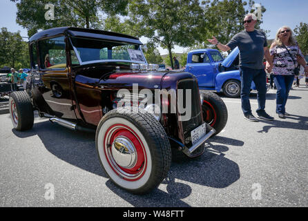 Coquitlam, Canada. Il 20 luglio, 2019. La gente guarda una variante classic car visualizzato durante il quinto annuale Ultimate Car Show in Coquitlam, Canada, 20 luglio 2019. Più di 300 veicoli sono stati visualizzati in corrispondenza della mostra. Credito: Liang Sen/Xinhua/Alamy Live News Foto Stock