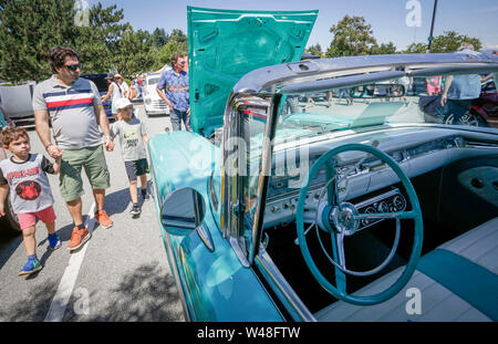 Coquitlam, Canada. Il 20 luglio, 2019. La gente guarda un 1959 Ford Fairlane 500 Hardtop visualizzati apribile durante il quinto annuale Ultimate Car Show in Coquitlam, Canada, 20 luglio 2019. Più di 300 veicoli sono stati visualizzati in corrispondenza della mostra. Credito: Liang Sen/Xinhua/Alamy Live News Foto Stock