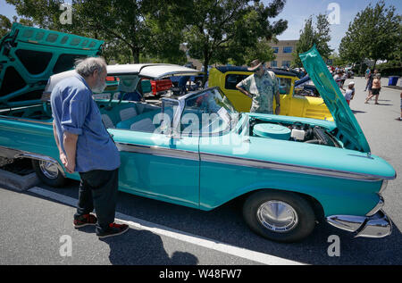 Coquitlam, Canada. Il 20 luglio, 2019. La gente guarda a un 1959 Ford Fairlane 500 Hardtop visualizzati apribile durante il quinto annuale Ultimate Car Show in Coquitlam, Canada, 20 luglio 2019. Più di 300 veicoli sono stati visualizzati in corrispondenza della mostra. Credito: Liang Sen/Xinhua/Alamy Live News Foto Stock