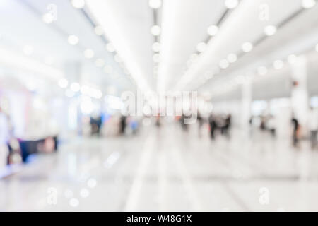 Abstract sfocata corridoio bianco o di lobby per lo sfondo. Si può usare per lo shopping mall, museo, exhibition hall evento, hall, sale per seminari, eventi Foto Stock