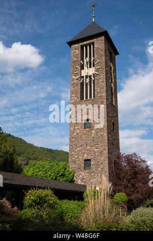 Torre campanaria del monastero Ebernach con cielo blu, Cochem, Germania Foto Stock