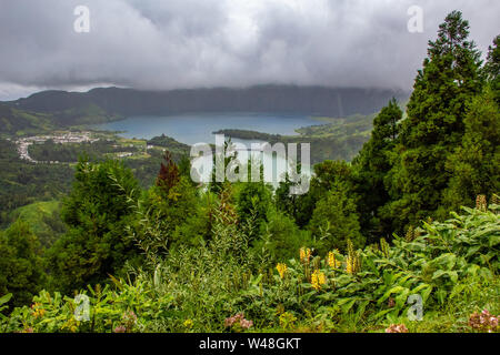 Vista su 'Lagoa das Sete Cidades' dalla Vista do Rei punto di vista su un giorno nuvoloso, isola Sao Miguel, Azzorre, Portogallo Foto Stock