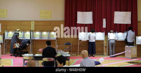 Tokyo, Giappone. 21 Luglio, 2019. Gli elettori di compilare loro schede elettorali in corrispondenza di una stazione di polling in Tokyo, Giappone, 21 luglio 2019. Gli elettori attraverso il Giappone ha iniziato a colata le loro schede elettorali di domenica in upper house elezione, che dovrebbe essere un barometro della pubblica opinione sul Primo Ministro Shinzo Abe è di sei anni e mezzo di potenza. Credito: Du Natalino/Xinhua/Alamy Live News Foto Stock