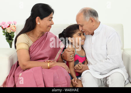 Ragazza sorridente con i suoi nonni Foto Stock